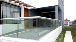 Balcón con cristal templado y aluminio